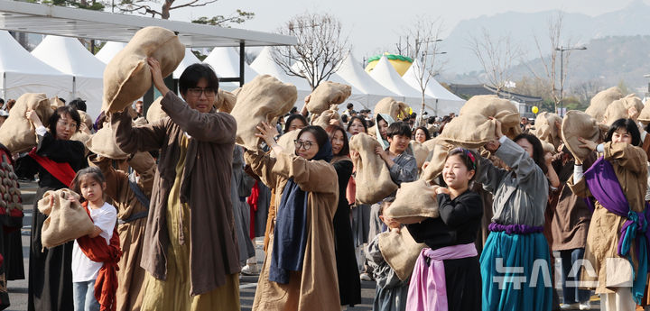 부활의 기쁨 알리는 2026 부활절 퍼레이드