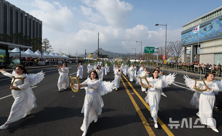 부활의 기쁨 알리는 2026 부활절 퍼레이드