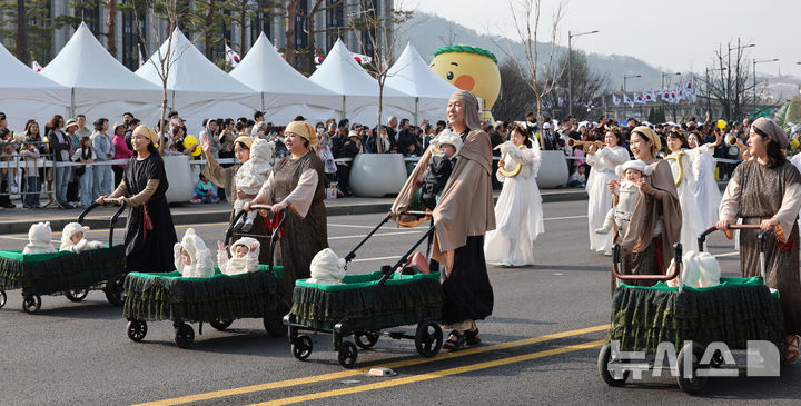 부활의 기쁨 알리는 2026 부활절 퍼레이드