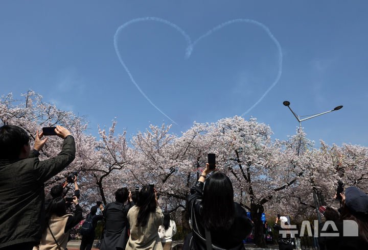 여의도 봄꽃축제 블랙이글스 축하 비행 [뉴시스Pic] 