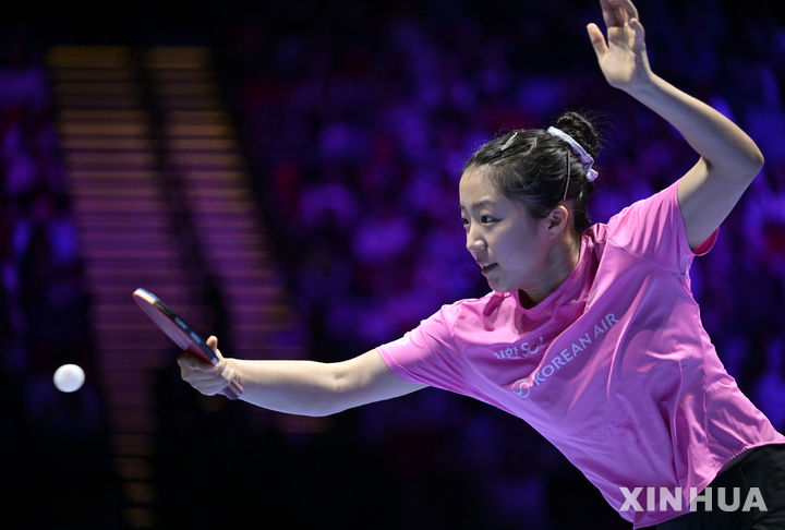 신유빈, 왕만위에 무릎…동메달