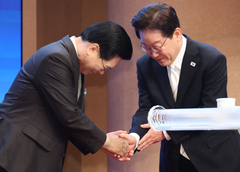 이영훈 여의도순복음교회 담임목사와 악수하는 이재명 대통령