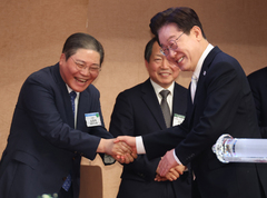 소강석 목사와 악수하는 이재명 대통령