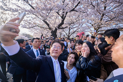 이재명 대통령 부부, 시민들과 윤중로 벚꽃 배경으로 기념촬영