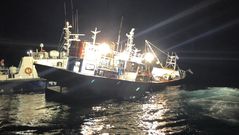 주문진 앞 바다서 9.77t 어선 침수…승선원 8명 전원구조