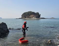 "밀물에 길 끊겨" 외국인 2명 섬에 고립, 해경 무사 구조