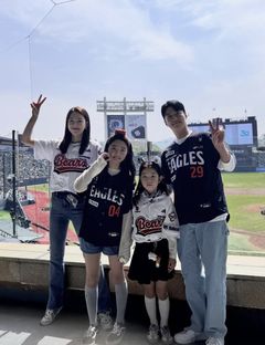 소이현, 훌쩍 큰 딸 공개…母 닮아 모델 느낌 물씬