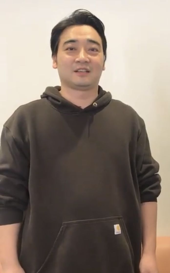 성폭행 혐의 개그맨, 공원서 사인하며 호객 '논란'