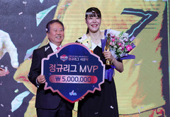 여자농구 박지수, 통산 5번째 정규리그 MVP…박혜진과 역대 공동 2위