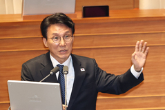 김 총리 "韓경제 비춰 보면 환율 이렇게 오르는 것 조금 이상"