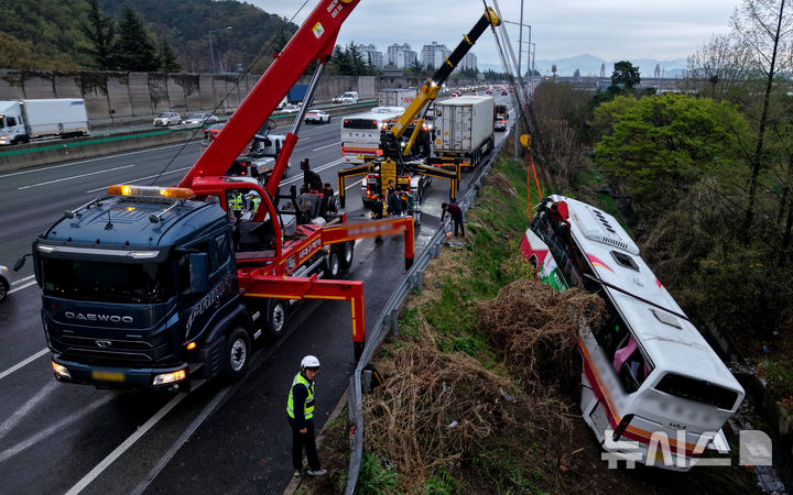 대구 북구서 고속버스 추락…승객 등 8명 경상(종합)