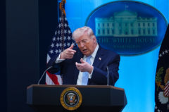 저격총 겨누는 시늉하는 트럼프 대통령