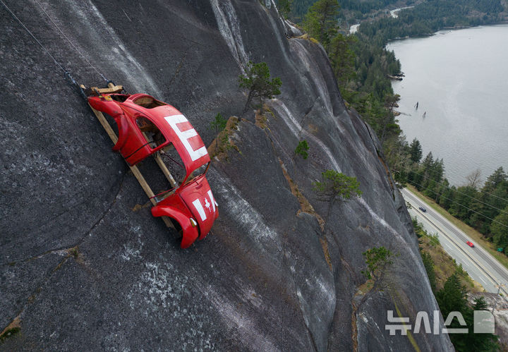 아찔한 절벽에 차가? [뉴시스Pic]