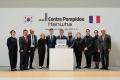 마크롱이 먼저 찾은 미술관…퐁피두 한화, 문화외교의 전초기지 되나