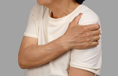 아픈 어깨, 검사해보면 정상?…이 경우 간암 증상일 수도