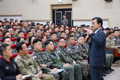 안규백 장관, 공군 전 대대장에 "사랑과 정성으로 부하 대하라"