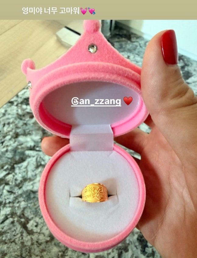 손담비, 순금 돌반지 받았다 