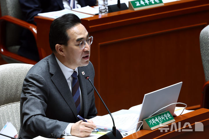 추경에 '中 관광객 40만원 지원?'…"그런 내용 아냐, 野 사과해야"