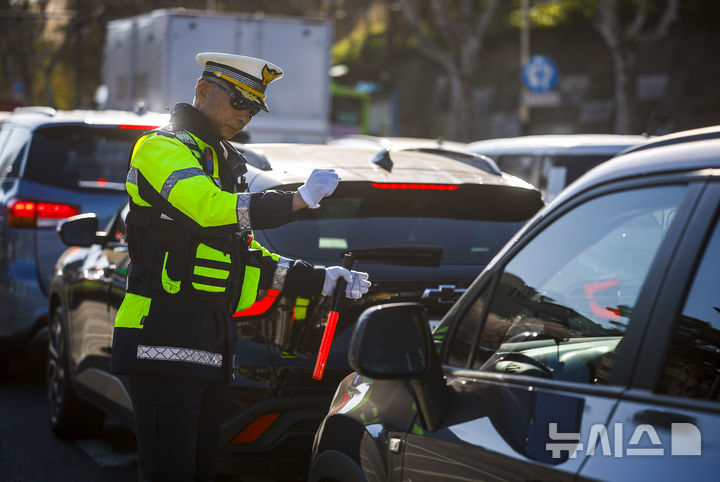 경찰, 서울 시내 꼬리물기·끼어들기 단속… 오전에만 350건 넘게 적발 [뉴시스Pic]