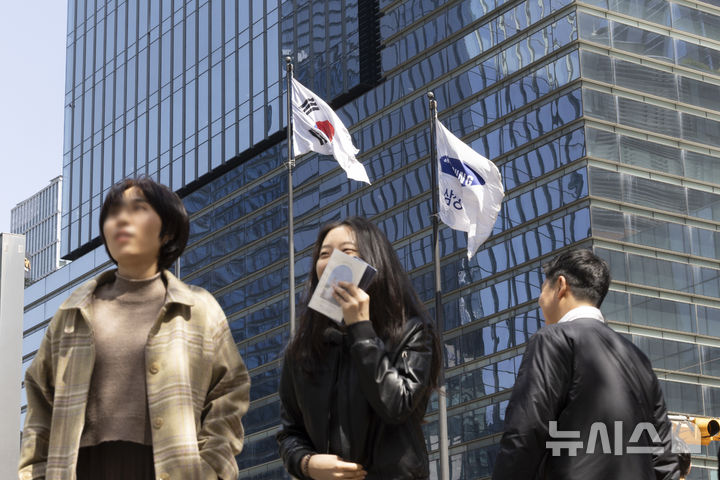 "57조 벌어도 주가는 제자리"…삼성전자, 低평가 언제까지