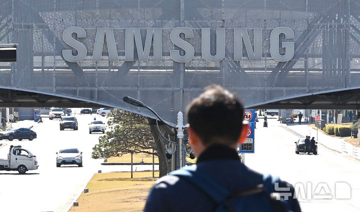 삼성전자, 역대 최대 실적에 1.76%↑…장중 '20만전자' 탈환[핫스탁](종합)