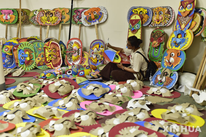 벵골 새해 앞두고 공예품 만드는 예술인