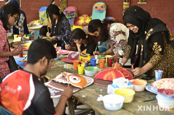 새해 앞두고 공예품 만드는 방글라데시 예술인들