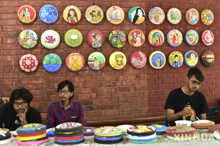 '파헬라 바이샤크' 준비하는 방글라데시 예술인들