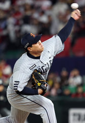 류현진 6이닝 10K 2실점 '괴력투'…한화, SSG 5연승 저지