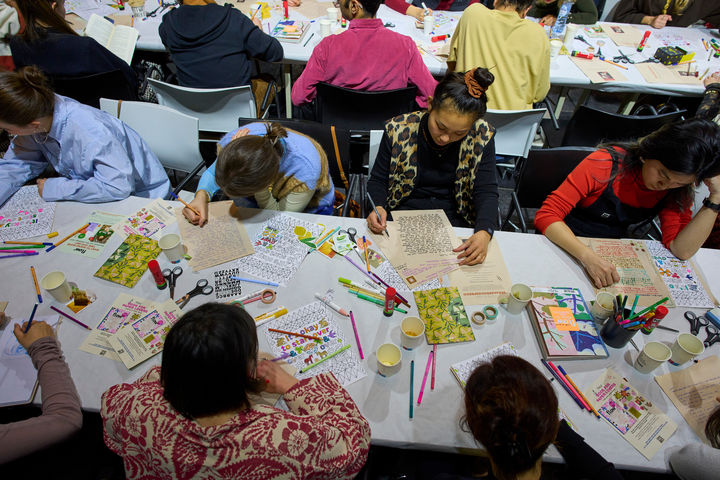 디지털 디톡스 모임서 그림 그리는 참가자들