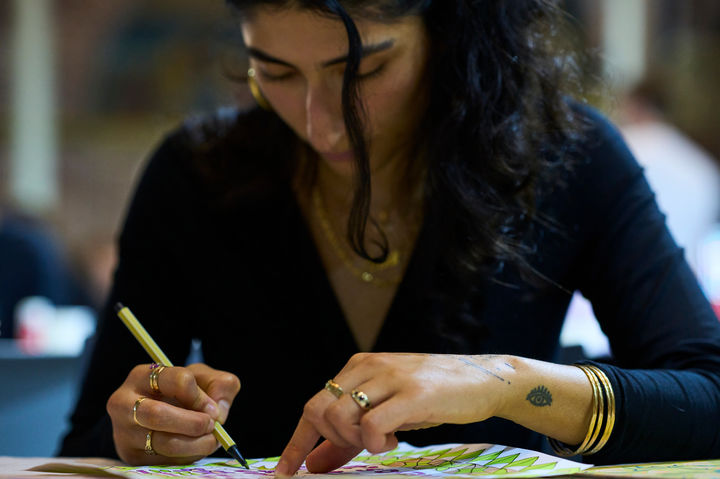 디지털 디톡스 모임에서 그림 그리는 참가 여성