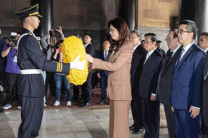쑨원 묘소 찾은 정리원 대만 국민당 주석