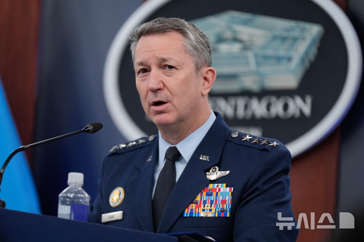 기자회견하는 댄 케인 미 합참의장