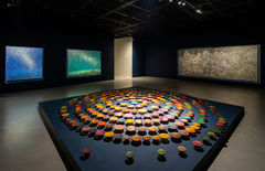 나무·자개 김덕용 ‘빛과 결’…‘화양연화’부터 ‘우주산수’까지