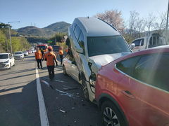 부산 기장군서 승용차 4중 추돌사고…4명 경상