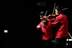 "자폐를 넘어 연주로 세상과 소통"…홍콩 쌍둥이 바이올리니스트 '감동 공연'