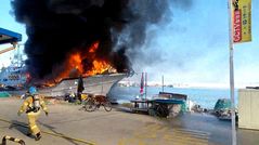 강릉 주문진항 정박 어선서 화재…인명 피해 없어