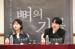 "감정 없는 로봇이 전하는 애도"…연극 '뼈의 기록'