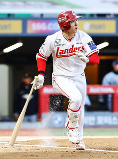 '5할 맹타' SSG 박성한, 타율·안타·출루율 1위 '압도적 퍼포먼스'