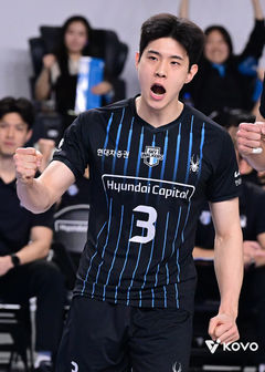 안방서 축포 막은 현대캐피탈 황승빈 "분노를 코트에 녹여냈다"