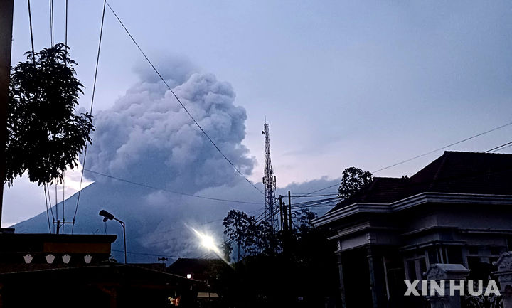 화산재 내뿜는 스메루 화산