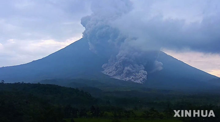 화산재 분출하는 인도네시아 스메루 화산