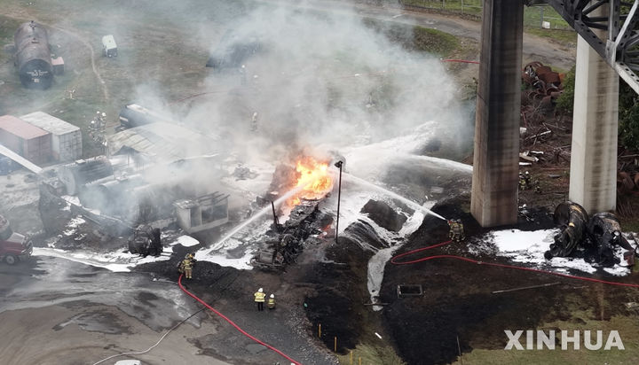 유조차 폭발 현장 불 끄는 소방관들