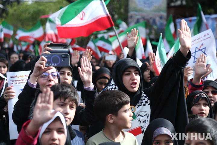 미사일 피격 초등생들 추모하는 이란 사람들