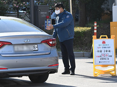 '차량 5부제 강화' 추차장 진입하는 짝수 차량