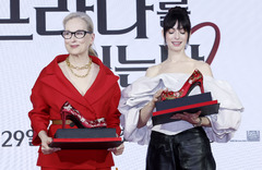 꽃신 선물에 감동받은 메릴 스트립-앤 헤서웨이