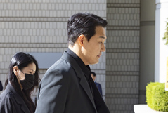 증인 출석 위해 법원 들어서는 배우 박성웅