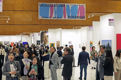 꽃샘추위도 못 막았다…화랑미술제 개막 첫날 4500명 북적