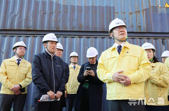 이재명 대통령, '고유가 어려움 화물차주 소상공인 대출 지원 개선' 지시 [뉴시스Pic]