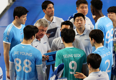 '2연승 뒤 2연패' 대한항공 헤난 감독 "집중력 다시 올려야"